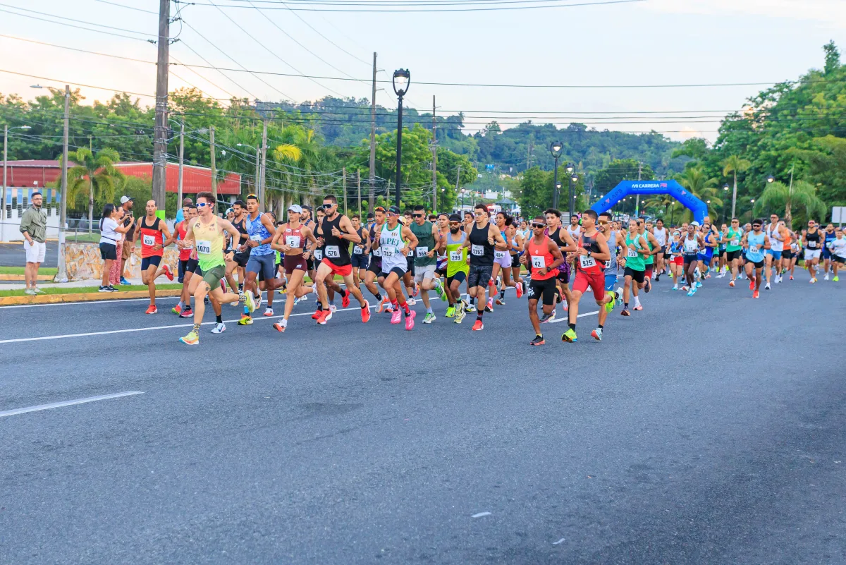 Corredores avanzando durante una carrera en carretera