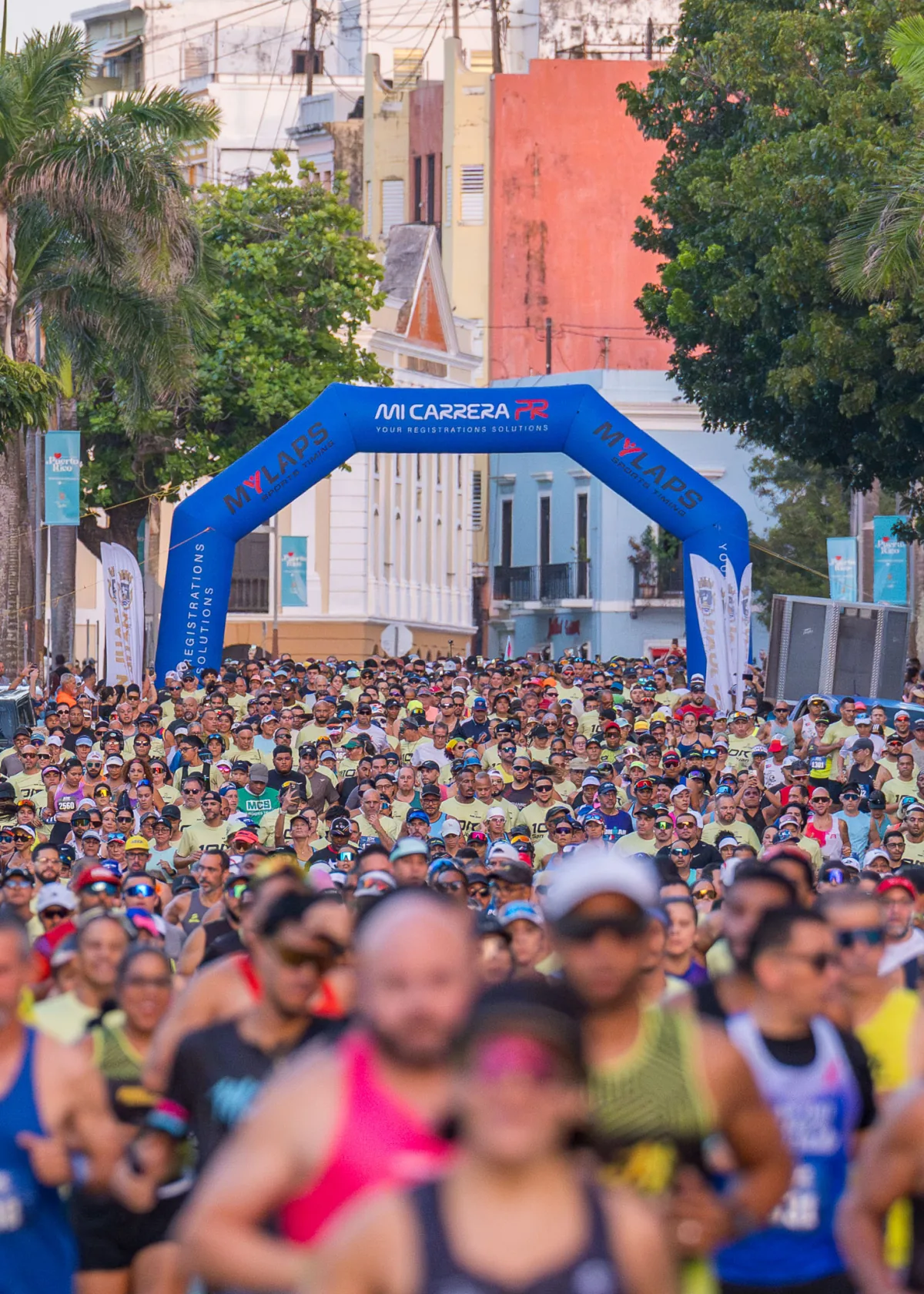 Multitud de atletas reunida bajo el arco de MiCarreraPR